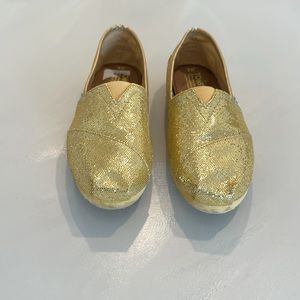 TOMS Women's Glitter Classic Slip-On Shoe, Gold Glitter size 8